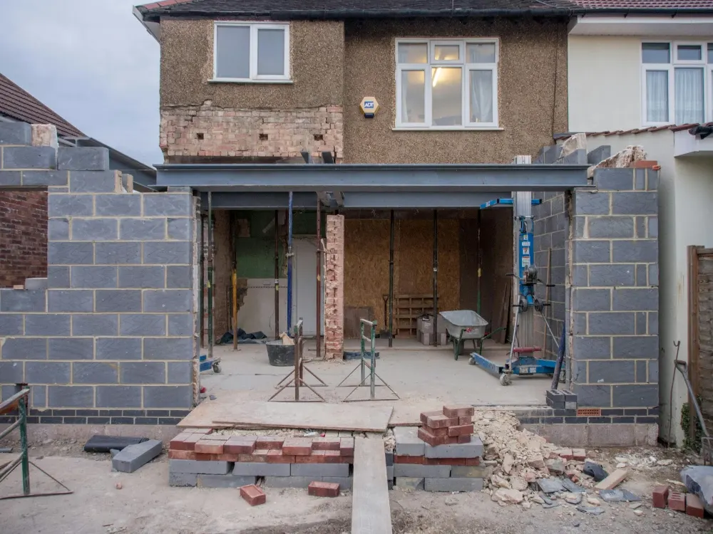 Extension de maison en construction par Moussaoui Maçonnerie : murs en blocs béton et poutre métallique