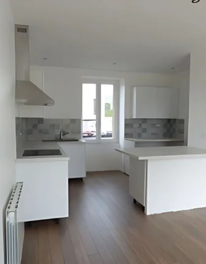 Cuisine après rénovation : murs blancs, parquet et îlot