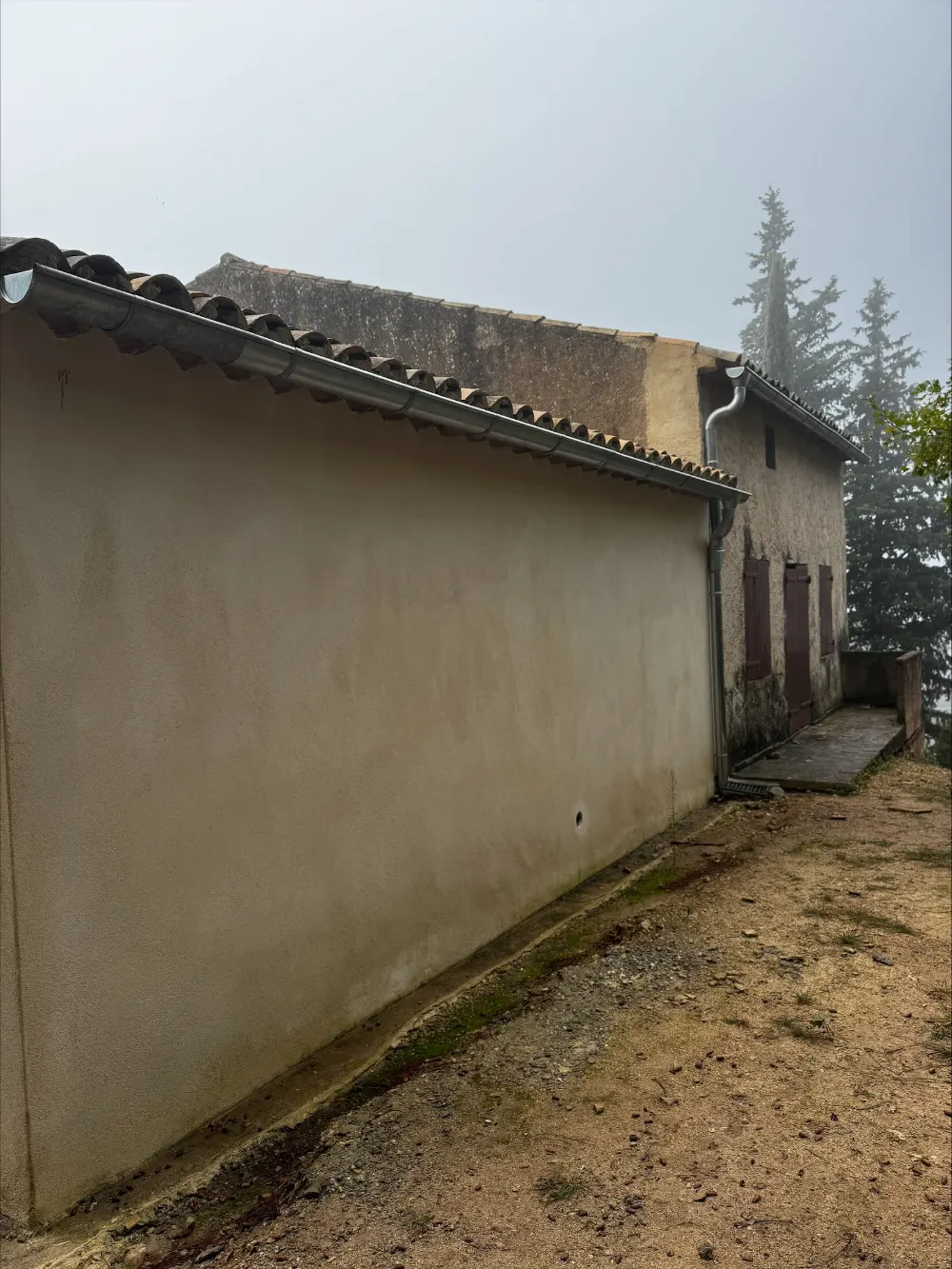 Mur extérieur enduit le long d’une maison