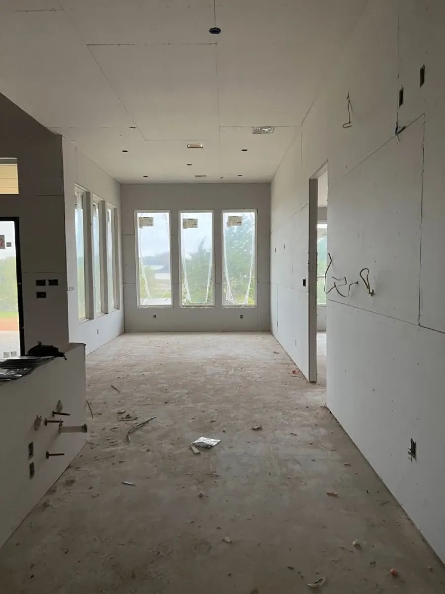 Pièce rénovée avec cloisons neuves et trois fenêtres