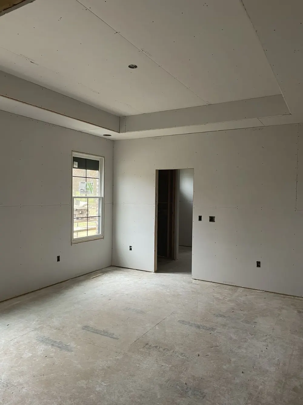 Pièce en cours de rénovation avec cloisons en plaques de plâtre