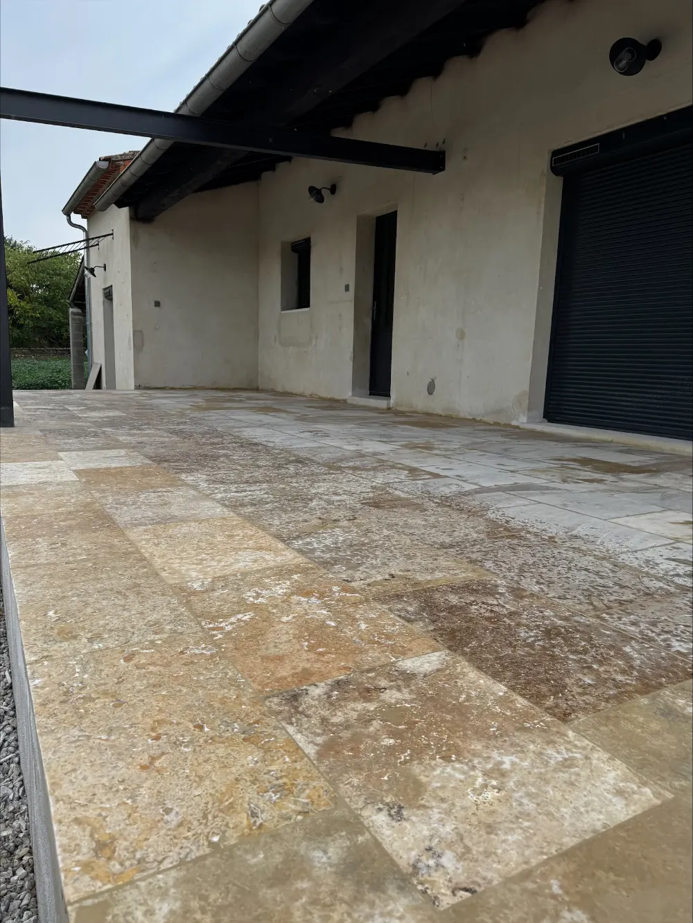Terrasse en dallage de pierre réalisée par un maçon de Cavaillon